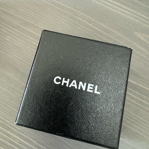 AUTHENTIC Chanel Vintage clip ons. Like new condition. Classic and timeless. - Picture 8 of 10